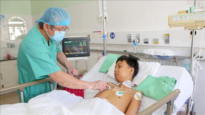 Bác sĩ kiểm tra sức khoẻ bệnh nhi ghép gan. Ảnh: Mai Trang- TTXVN 