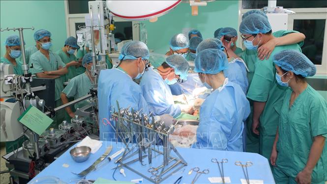 Ekip thực hiện ca ghép tạng tại Bệnh viện Trung ương Huế. Ảnh: TTXVN phát