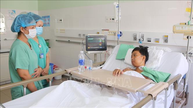 Bệnh nhi ghép gan đã có thể nói chuyện, trao đổi nhẹ nhàng cùng các điều dưỡng. Ảnh: Mai Trang - TTXVN 