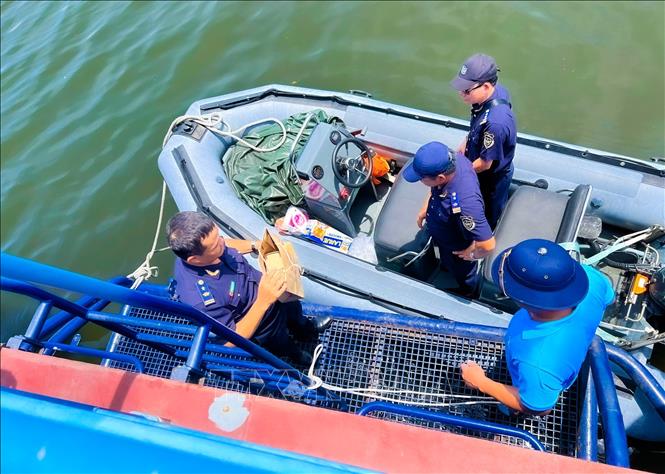 Lực lượng hải quan tổ chức tuần tra, kiểm soát trên tuyến đường biển. Ảnh: TTXVN phát