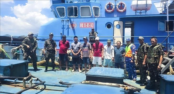 Lực lượng chức năng bắt tàu vận chuyển 75.000l dầu DO k rõ nguồn. Ảnh: TTXVN phát