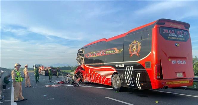 Hiện trường vụ tai nạn trên cao tốc Đà Nẵng - Quảng Ngãi. Ảnh: Trần Tĩnh - TTXVN