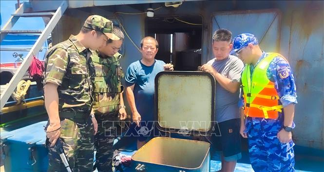 Lực lượng chức năng bắt giữ tàu chở 75.000l dầu DO không chứng minh được nguồn gốc xuất xứ. Ảnh: TTXVN phát
