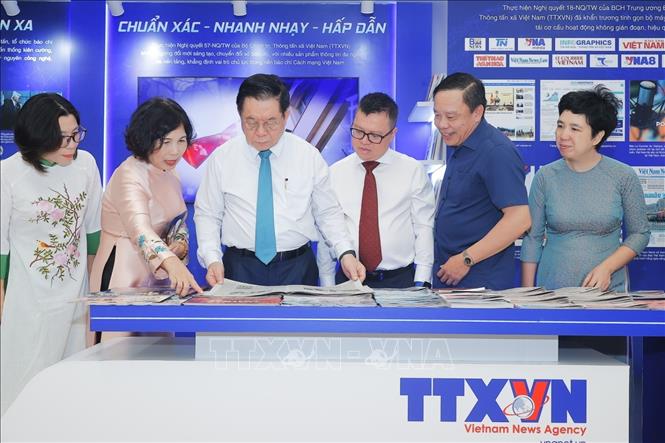 Đồng chí Nguyễn Trọng Nghĩa, Ủy viên Bộ Chính trị, Bí thư Trung ương Đảng, Trưởng Ban Tuyên giáo và Dân vận Trung ương, đồng chí Lê Quốc Minh, Chủ tịch Hội Nhà báo Việt Nam cùng các đại biểu tham quan gian trưng bày của TTXVN tại Hội báo. Ảnh: Minh Quyết - TTXVN
