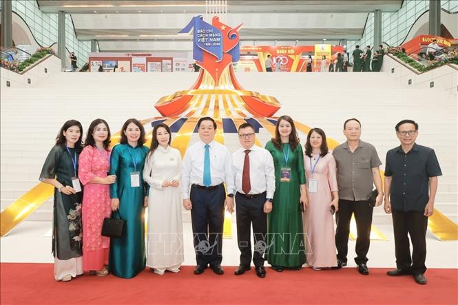 Đồng chí Nguyễn Trọng Nghĩa, Ủy viên Bộ Chính trị, Bí thư Trung ương Đảng, Trưởng Ban Tuyên giáo và Dân vận Trung ương, đồng chí Lê Quốc Minh, Chủ tịch Hội Nhà báo Việt Nam cùng các đại biểu tham dự Hội báo. Ảnh: TTXVN