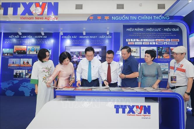Đồng chí Nguyễn Trọng Nghĩa, Ủy viên Bộ Chính trị, Bí thư Trung ương Đảng, Trưởng Ban Tuyên giáo và Dân vận Trung ương, đồng chí Lê Quốc Minh, Chủ tịch Hội Nhà báo Việt Nam cùng các đại biểu tham quan gian trưng bày của TTXVN tại Hội báo. Ảnh: Minh Quyết - TTXVN