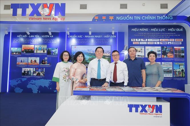 Đồng chí Nguyễn Trọng Nghĩa, Ủy viên Bộ Chính trị, Bí thư Trung ương Đảng, Trưởng Ban Tuyên giáo và Dân vận Trung ương, đồng chí Lê Quốc Minh, Chủ tịch Hội Nhà báo Việt Nam cùng các đại biểu tham quan gian trưng bày của TTXVN tại Hội báo. Ảnh: Minh Quyết - TTXVN