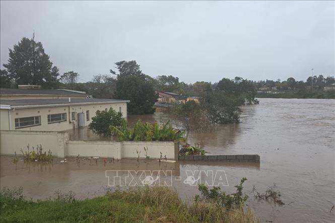 Ngập lụt tại tỉnh Eastern Cape, Nam Phi ngày 10/6/2025. Ảnh: THX/TTXVN