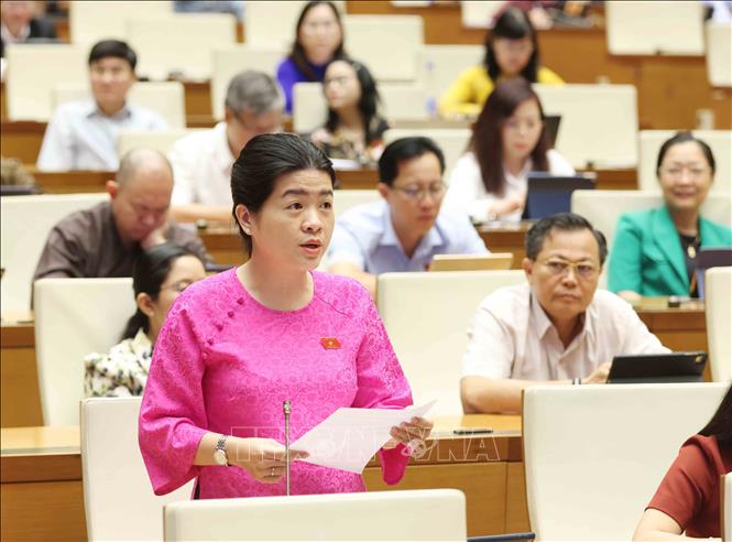 Đại biểu Quốc hội tỉnh Sóc Trăng Phạm Thị Minh Huệ tranh luận. Ảnh: Phương Hoa - TTXVN