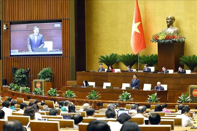 Bộ trưởng Bộ Tài chính Nguyễn Văn Thắng trả lời chất vấn. Ảnh: Doãn Tấn - TTXVN
