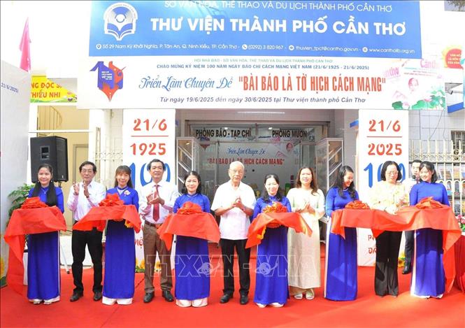 Các đại biểu cắt băng khai mạc Triển lãm. Ảnh: Ánh Tuyết - TTXVN