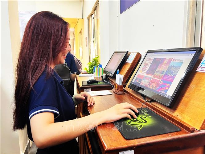 Trải nghiệm tư liệu số tại Triển lãm. Ảnh: Ánh Tuyết - TTXVN
