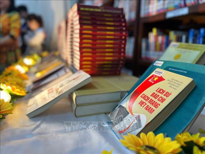 Nhiều tư liệu quý được trưng bày tại Triển lãm. Ảnh: Ánh Tuyết - TTXVN