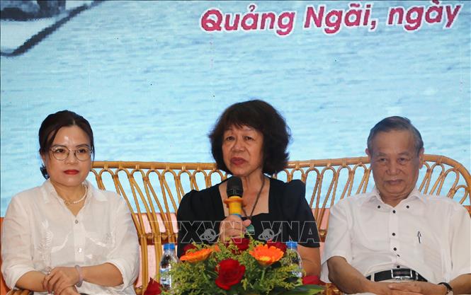 Bà Đặng Kim Trâm (giữa), em gái liệt sĩ Đặng Thùy Trâm, trao đổi tại buổi tọa đàm. Ảnh: Đinh Hương - TTXVN