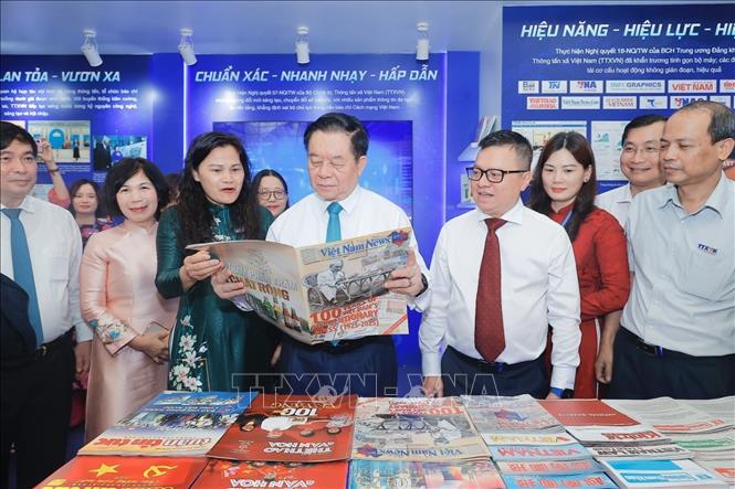 Đồng chí Nguyễn Trọng Nghĩa, Ủy viên Bộ Chính trị, Bí thư Trung ương Đảng, Trưởng Ban Tuyên giáo và Dân vận Trung ương cùng các đại biểu tham quan gian trưng bày của TTXVN. Ảnh: Minh Quyết - TTXVN