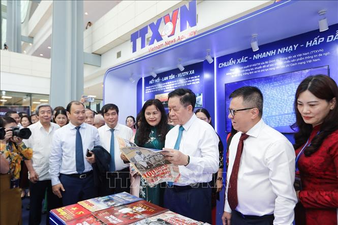 Đồng chí Nguyễn Trọng Nghĩa, Ủy viên Bộ Chính trị, Bí thư Trung ương Đảng, Trưởng Ban Tuyên giáo và Dân vận Trung ương cùng các đại biểu tham quan gian trưng bày ấn phẩm của TTXVN. Ảnh: Lê Đông - TTXVN
