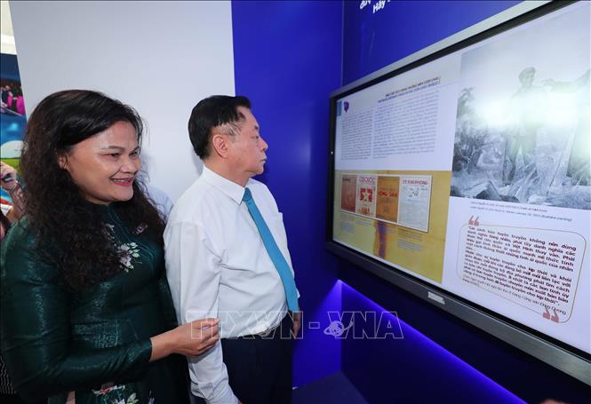 Đồng chí Nguyễn Trọng Nghĩa, Ủy viên Bộ Chính trị, Bí thư Trung ương Đảng, Trưởng Ban Tuyên giáo và Dân vận Trung ương tham quan gian trưng bày ấn phẩm của TTXVN. Ảnh: Trọng Đức - TTXVN