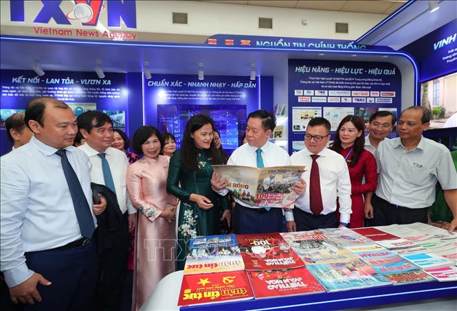 Đồng chí Nguyễn Trọng Nghĩa, Ủy viên Bộ Chính trị, Bí thư Trung ương Đảng, Trưởng Ban Tuyên giáo và Dân vận Trung ương và đại biểu tham quan gian trưng bày các ấn phẩm của TTXVN. Ảnh: Trọng Đức - TTXVN