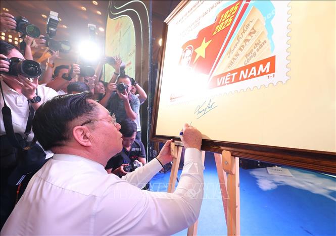 Đồng chí Nguyễn Trọng Nghĩa, Ủy viên Bộ Chính trị, Bí thư Trung ương Đảng, Trưởng Ban Tuyên giáo và Dân vận Trung ương ký lưu hành bộ tem Kỷ niệm 100 năm Báo chí Cách mạng Việt Nam. Ảnh: Trọng Đức - TTXVN