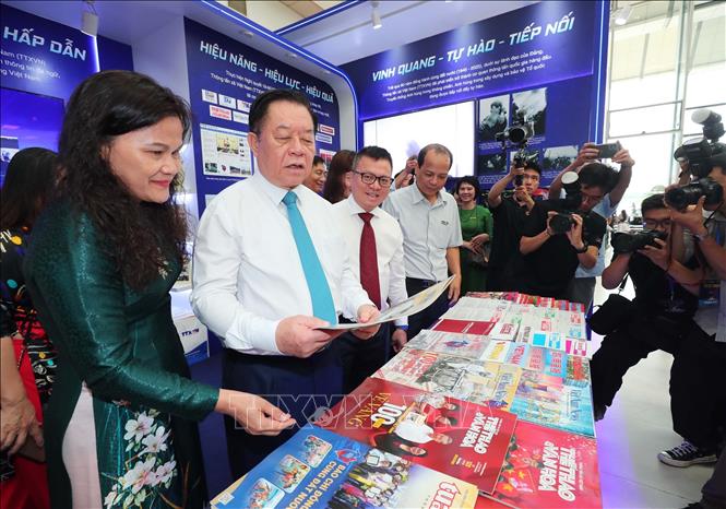 Đồng chí Nguyễn Trọng Nghĩa, Ủy viên Bộ Chính trị, Bí thư Trung ương Đảng, Trưởng Ban Tuyên giáo và Dân vận Trung ương và đại biểu tham quan gian trưng bày các ấn phẩm của TTXVN. Ảnh: Trọng Đức - TTXVN
