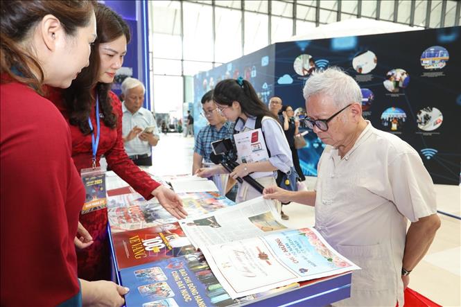 Đại biểu tham quan gian trưng bày ấn phẩm của Thông tấn xã Việt Nam. Ảnh: Lê Đông - TTXVN