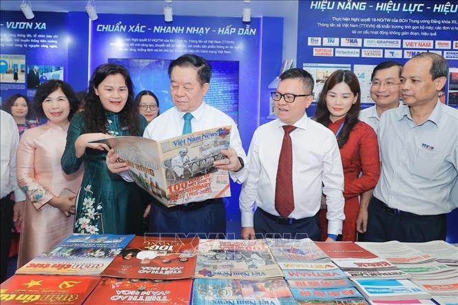 Đồng chí Nguyễn Trọng Nghĩa, Ủy viên Bộ Chính trị, Bí thư Trung ương Đảng, Trưởng Ban Tuyên giáo và Dân vận Trung ương tham quan gian trưng bày của TTXVN. Ảnh: Minh Quyết - TTXVN
