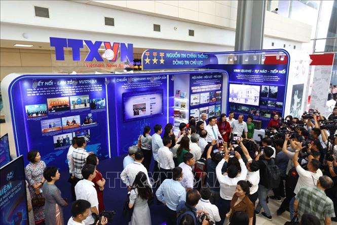 Đại biểu tham quan gian trưng bày của TTXVN tại Hội báo toàn quốc 2025. Ảnh: Huy Hùng - TTXVN