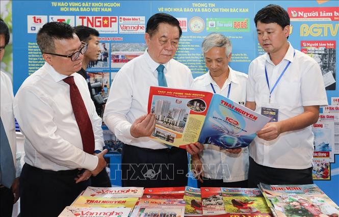 Đồng chí Nguyễn Trọng Nghĩa, Ủy viên Bộ Chính trị, Bí thư Trung ương Đảng, Trưởng Ban Tuyên giáo và Dân vận Trung ương tham quan gian trưng bày của Báo Thái Nguyên. Ảnh: Lê Đông - TTXVN