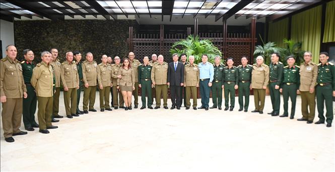 Đoàn QĐND Việt Nam và các lãnh đạo của Bộ các Lực lượng vũ trang cách mạng Cuba chụp ảnh chung. Ảnh: Việt Hùng-p/v TTXVN tại Cuba
