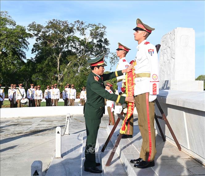 Đại tướng Nguyễn Tân Cương đặt vòng hoa, tưởng niệm Tướng Antonio Maceo. Ảnh: Việt Hùng-p/v TTXVN tại Cuba