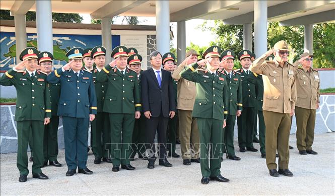 Thượng tướng Roberto Legrá Sotolongo (đứng cạnh Đại tướng Nguyễn Tân Cương), Ủy viên Trung ương Đảng, Tổng Tham mưu trưởng, Thứ trưởng thứ nhất Bộ các Lực lượng vũ trang cách mạng Cuba  chủ trì lễ đón chính thức đoàn đại biểu quân sự cấp cao Quân đội nhân dân (QĐND) Việt Nam tại Lăng El Cacahual ở Thủ đô La Habana. Ảnh: Việt Hùng-p/v TTXVN tại Cuba