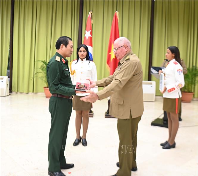 Thượng tướng Álvaro López Miera, Ủy viên Bộ Chính trị Đảng Cộng sản Cuba, Bộ trưởng Bộ các Lực lượng vũ trang cách mạng Cuba trao bản sao thanh gươm của tướng Antonio Maceo cho Đại tướng Nguyễn Tân Cương. Ảnh: Việt Hùng-p/v TTXVN tại Cuba
