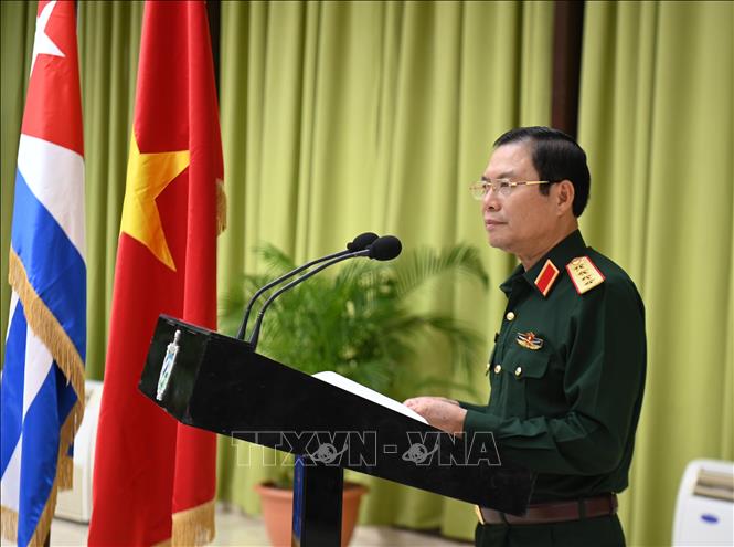 Đại tướng Nguyễn Tân Cương bày tỏ vinh dự khi được trao tặng bản sao thanh gươm của tướng Antonio Maceo. Ảnh: Việt Hùng-p/v TTXVN tại Cuba