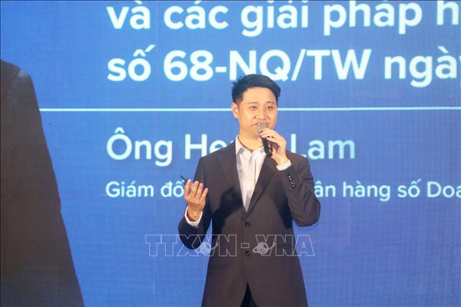 Ông Henry Lam, Giám đốc cao cấp ngân hàng số doanh nghiệp (Techcombank) chia sẻ về chuyển đổi số trong ngành tài chính. Ảnh: Thu Hiền - TTXVN