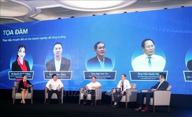 Các chuyên gia, doanh nghiệp và đại diện chính quyền cùng thảo luận nội dung thúc đẩy chuyển đổi số cho doanh nghiệp nhằm thúc đẩy tăng trưởng. Ảnh: Thu Hiền - TTXVN