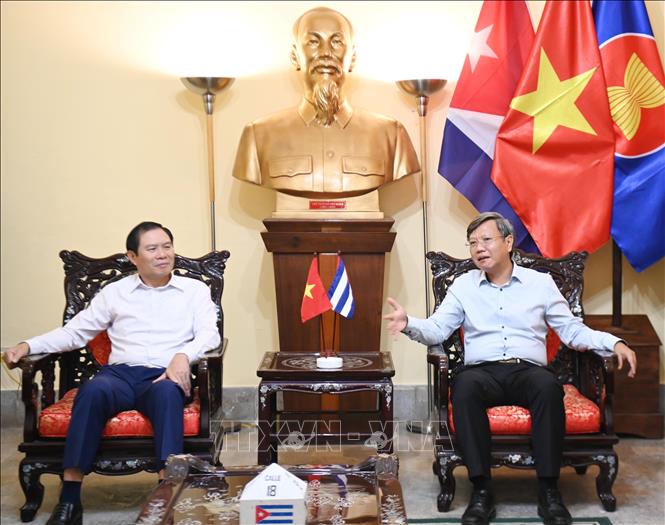 Đại sứ Việt Nam tại Cuba Lê Quang Long trao đổi với Đại tướng Nguyễn Tân Cương về tình hình sở tại. Ảnh: Việt Hùng-p/v TTXVN tại Cuba