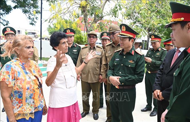 Đại tướng Nguyễn Tân Cương hỏi thăm người dân Cuba tại công viên Hồ Chí Minh ở thủ đô La Habana. Ảnh: Việt Hùng-p/v TTXVN tại Cuba