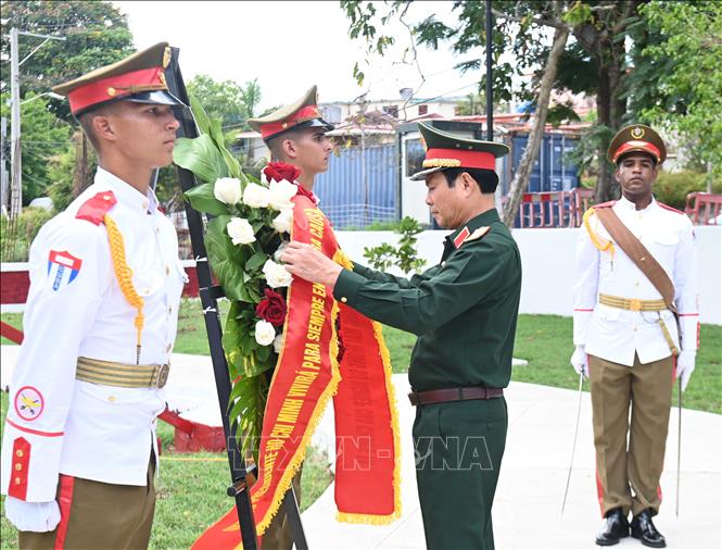 Đại tướng Nguyễn Tân Cương dâng hoa lên tượng Chủ tịch Hồ Chí Minh tại công viên mang tên Người ở thủ đô La Habana. Ảnh: Việt Hùng-p/v TTXVN tại Cuba