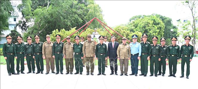 Đại tướng Nguyễn Tân Cương và đoàn dâng hoa lên tượng Chủ tịch Hồ Chí Minh tại công viên mang tên Người ở thủ đô La Habana. Ảnh: Việt Hùng-p/v TTXVN tại Cuba