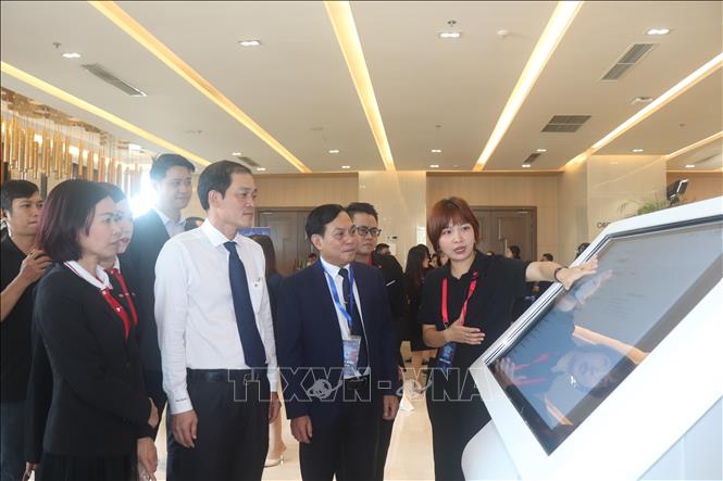 Lãnh đạo thành phố Cần Thơ cùng doanh nghiệp trải nghiệm nền tảng ngân hàng số - giải pháp tài chính cho doanh nghiệp tích hợp từ thanh toán, quản lý dòng tiền đến tài trợ thương mại và đầu tư. Ảnh: Thu Hiền - TTXVN