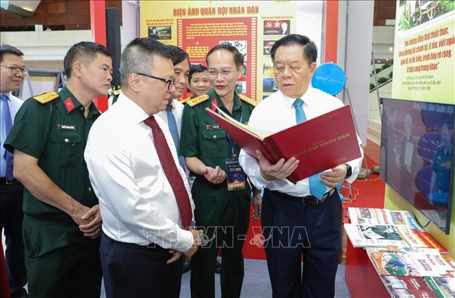 Đồng chí Nguyễn Trọng Nghĩa, Ủy viên Bộ Chính trị, Bí thư Trung ương Đảng, Trưởng Ban Tuyên giáo và Dân vận Trung ương thăm gian trưng bày của Báo Quân đội nhân dân. Ảnh: Lê Đông - TTXVN