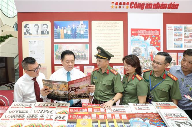 Trưởng ban Tuyên giáo và Dân vận Trung ương Nguyễn Trọng Nghĩa tham quan gian trưng bày của Báo Công an nhân dân. Ảnh: Lê Đông - TTXVN