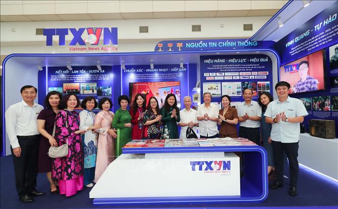 Lãnh đạo, phóng viên, biên tập viên TTXVN tại gian trưng bày các ấn phẩm của TTXVN. Ảnh: Trọng Đức - TTXVN
