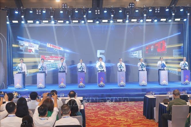 Đại biểu bấm nút khai mạc Hội báo toàn quốc năm 2025. Ảnh: Minh Quyết - TTXVN