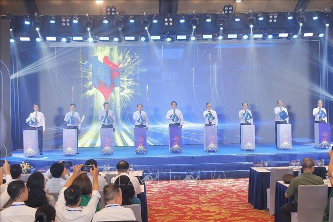Đại biểu bấm nút khai mạc Hội báo toàn quốc năm 2025. Ảnh: Minh Quyết - TTXVN
