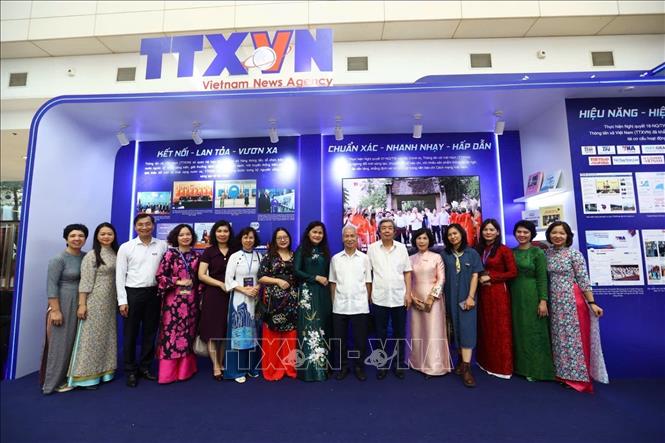 Đại biểu tham quan gian trưng bày của TTXVN tại Hội báo toàn quốc 2025. Ảnh: Huy Hùng - TTXVN