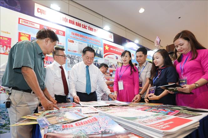 Trưởng ban Tuyên giáo và Dân vận Trung ương Nguyễn Trọng Nghĩa tham quan gian trưng bày của Báo Hà Giang. Ảnh: Lê Đông - TTXVN