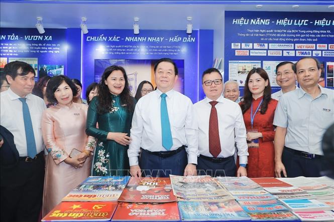Đồng chí Nguyễn Trọng Nghĩa, Ủy viên Bộ Chính trị, Bí thư Trung ương Đảng, Trưởng Ban Tuyên giáo và Dân vận Trung ương và đại biểu tham quan gian trưng bày của TTXVN tại Hội báo toàn quốc 2025. Ảnh: Minh Quyết - TTXVN