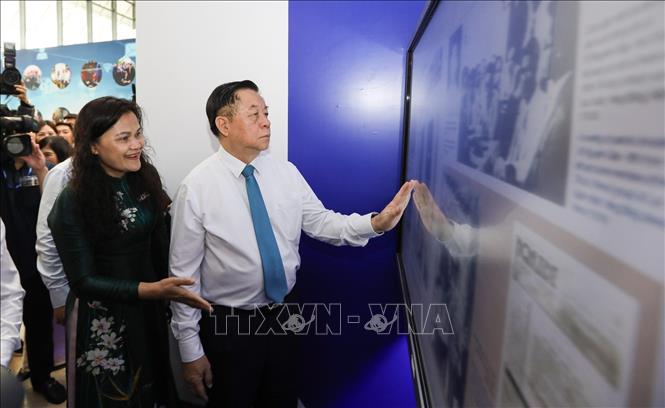 Trưởng Bban Tuyên giáo và Dân vận Trung ương Nguyễn Trọng Nghĩa tham quan gian trưng bày của Thông tấn xã Việt Nam. Ảnh: Lê Đông - TTXVN