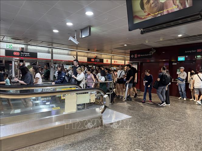 Ga tàu điện ngầm ở Singapore luôn đông đúc nhưng sạch sẽ, trật tự. Ảnh: Đỗ Vân-PV TTXVN tại Singapore